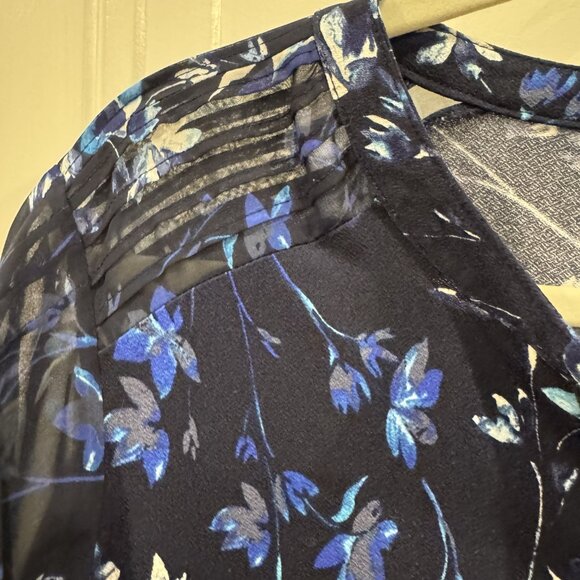 Roz & Ali XL Navy Blue & White Short-Sleeve Blouse Flutter Sleeves EUC Workwear - Picture 4 of 8